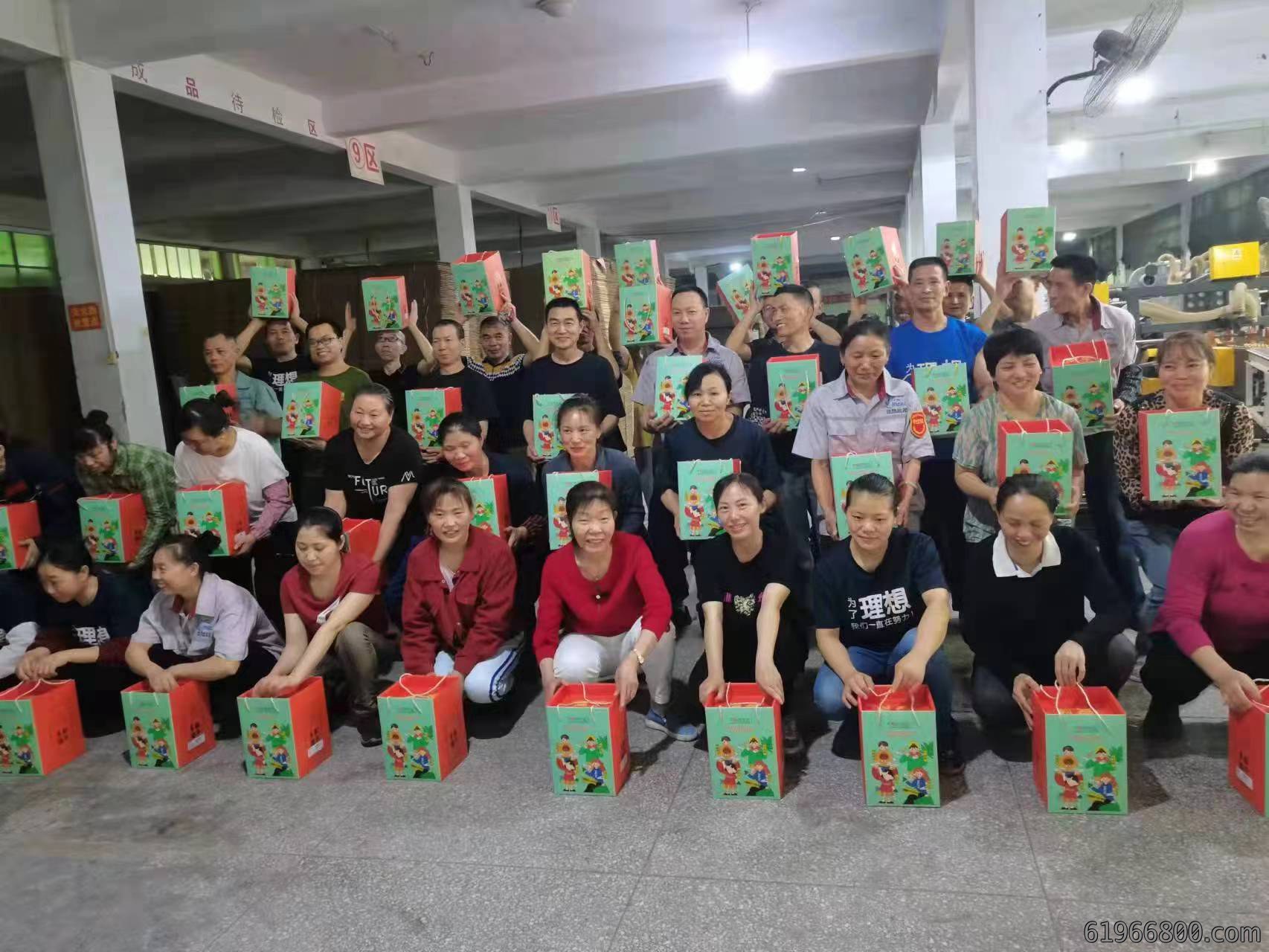 【情暖职工】又一波“福利”来袭，你收到了吗？——理想包装为职工发放端午福利
